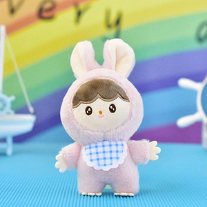 Primo piano di una bambola di peluche con costume da coniglio rosa e bavaglino blu