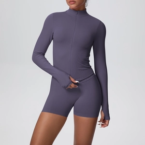 Détail de la veste de yoga à col montant avec passe-pouces et ensemble de short moulant