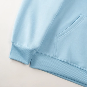 Détails du sweat à capuche bleu clair montrant les poignets et la poche kangourou