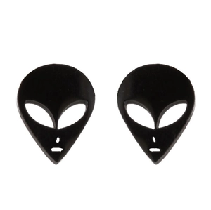 Boucles d'oreilles clous alien noires évidées en acier inoxydable sur fond blanc