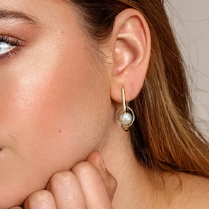 Minimalist 925 sterling silver geometric hoop earrings with pearls worn by a model