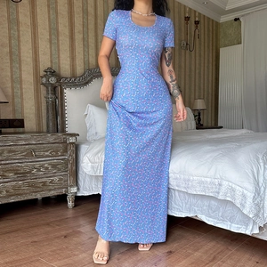 Kurzärmeliges Maxikleid mit Blumenmuster in Blau- und Lilatönen mit schmaler Silhouette