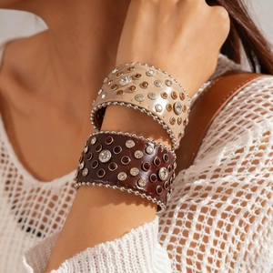 Bracelet manchette en cuir style punk avec strass étincelants et perles argentées