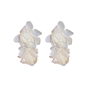 Boucles d'oreilles fleurs en satin blanc exagérées pour femmes avec pétales multicouches