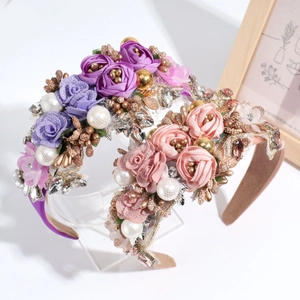 Serre-têtes baroques élégants avec fleurs en tissu, strass et perles exposés
