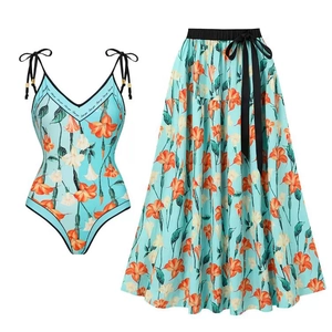 Dettaglio del top bikini a fiori con scollo a V e gonna lunga abbinata con vita elastica