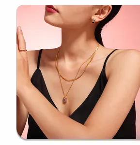 Nahaufnahme einer zweilagigen goldenen Schlangenkette mit quadratischem Anhänger
