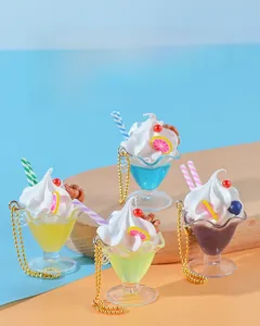 Vista dettagliata di quattro portachiavi a forma di mini coppa gelato con panna e frutta