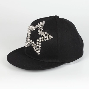 Schwarze Hip-Hop-Baseballkappe mit flachem Schirm und dekorativen silbernen Sternnieten.