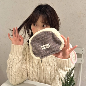 Detail der Kosmetik-Muscheltasche mit Plüschbesatz und rosa Feder-Schlüsselanhänger