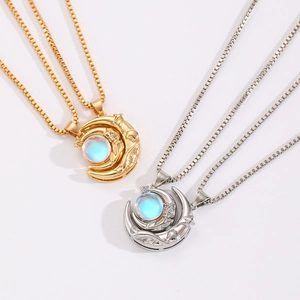 Dettaglio macro di collane con pendente sole e luna in oro e argento con pietre iridescenti