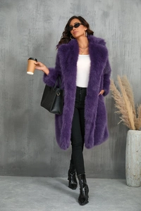 Cappotto lungo di pelliccia sintetica viola alla moda con leggings neri e stivaletti lucidi