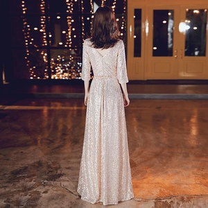 Elegante abito da sera in paillettes oro champagne con mezze maniche e schiena a V