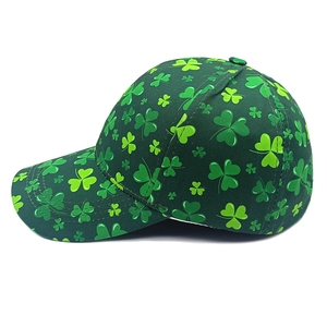 Detailansicht der dunkelgrünen St. Patrick's Day Baseballkappe mit Kleeblatt-Prints