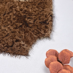 Texture dettagliata del tessuto in pelliccia sintetica marrone scuro con fibre lunghe