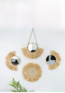 Details des böhmischen Bast-Wandspiegels und dekorativen Wandbehang-Sets für Heim
