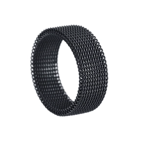 Detail eines 8mm schwarzen Titanstahlrings mit moderner geflochtener Netzstruktur