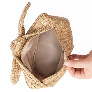 Pochette artigianale in paglia intrecciata kaki con cerniera e ampio rivestimento interno
