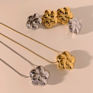 High-end Stainless Steel 3D Hollow Flower Necklace And Earrings Jewelry Niche Elegant Fashionable For Women