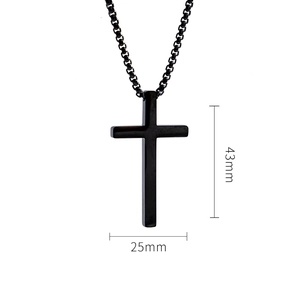 Pendentif croix en acier inoxydable noir poli hauteur 43mm sur fond blanc avec chaîne