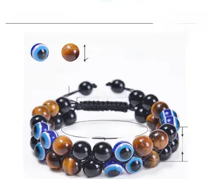Détail macro du bracelet double couche tressé en œil de tigre et œil bleu maléfique 8mm