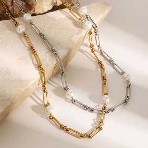 Collana chic con perle barocche e catena a graffetta in acciaio inossidabile oro e argento