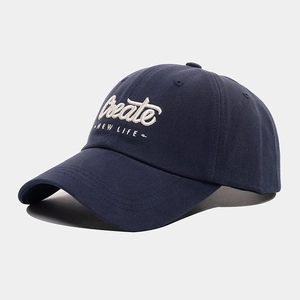 Détail de la casquette bleu marine avec broderie 3D du lettrage Create NEW LIFE