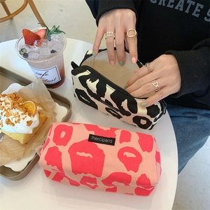 Detalle de estuches de lona con estampado de leopardo y etiqueta tejida de merciparis