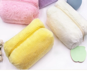Vista piana di astucci in morbido peluche nei colori caramella rosa, giallo, bianco e viola