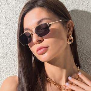 Lunettes de soleil carrées chic avec monture en métal à double pont et parure dorée