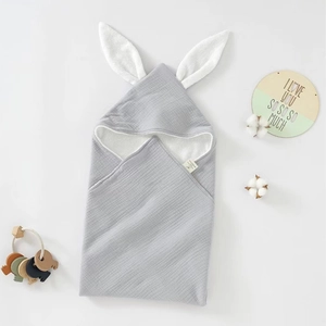 Detailansicht graues Baby-Kapuzenhandtuch mit weichen Hasenohren und strukturiertem Musselin.