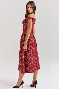 Vue latérale d'une robe midi rouge en dentelle avec épaules dénudées et motifs floraux