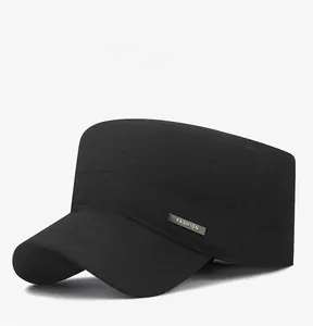 Detailansicht einer schwarzen Winter-Militärkappe mit feiner Stoffstruktur und Metallemblem