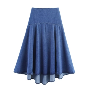Detailansicht des Denim-Midirocks mit hoher Taille und asymmetrischem Saumdesign