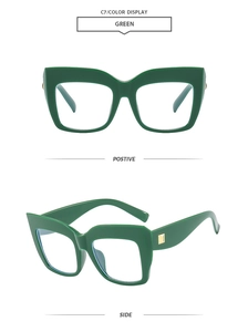 Dettaglio di occhiali cat-eye verde scuro con eleganti accenti in metallo dorato