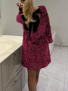 Mini abito di paillettes rosa a maniche lunghe con elegante fiocco nero sulla schiena
