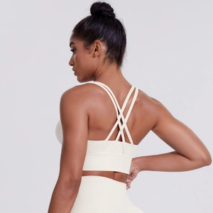 Dettaglio del design con spalline incrociate sul retro del reggiseno sportivo color crema
