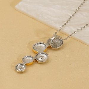 Collier moderne bicolore en acier inoxydable avec pendentifs disques en forme de grappe