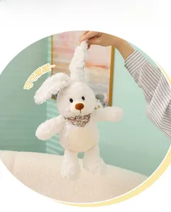 Detalle de un peluche de conejo blanco con bufanda floral y textura suave de alta calidad
