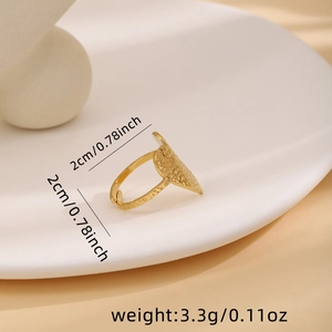 Detailed size and weight view of gold hollow textured leaf ring on ceramic tray