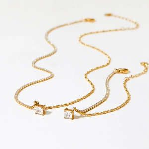 Elegant gold necklace set with square zircon pendants and hybrid bead chain link