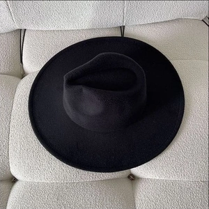 Vue détaillée de dessus du chapeau fedora classique en laine noire à bord large