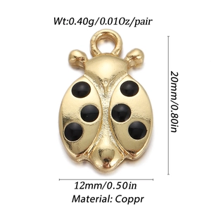 Dettaglio macro del ciondolo a coccinella placcato oro 18K con dimensioni e materiale in rame