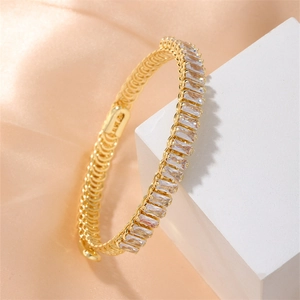 Bracelet ajustable doré serti de zircons carrés sur fond de soie élégant et chic
