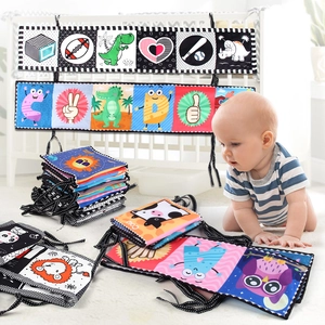 Doppelseitiges schwarz-weißes Baby-Stoffbuch-Set für sensorisches Spiel im Gitterbett