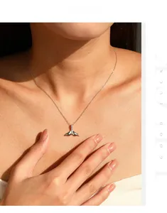 Dettaglio di una collana a coda di sirena in argento sterling S925 lucido con diamanti