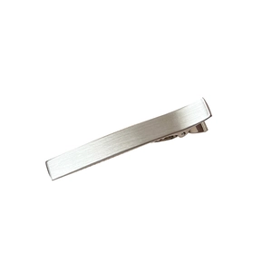 Barrette à cheveux en métal argenté brossé avec design minimaliste et fini mat