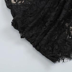 Gros plan détaillé du motif complexe en dentelle florale noire et bordure en dentelle