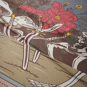 Gros plan d'une tapisserie florale vintage montrant la texture et l'art imprimé
