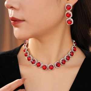 Exquisites silberfarbenes Schmuckset mit roten runden Strasssteinen am Model